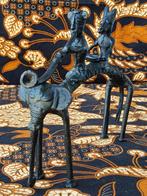 Olifant met berijders mooi antiek brons beeldje uit India.