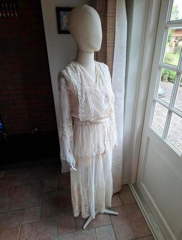 Antieke tea dress beschikbaar voor biedingen
