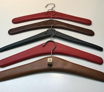 Vintage set gekleurde skai kledinghangers uit de jaren 70  beschikbaar voor biedingen