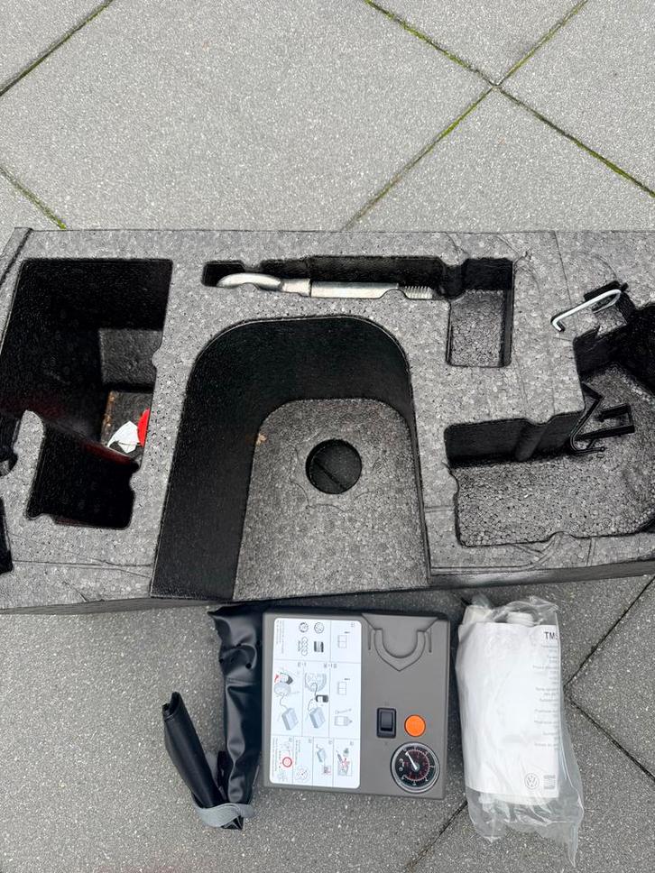 Bandenreparatieset met Compressor - VW Polo 2014, Auto-onderdelen, Klein materiaal, Volkswagen, Gebruikt, Ophalen