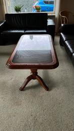 Bruine houten salontafel met glasplaat en webbing eronder, 50 tot 100 cm, 100 tot 150 cm, Gebruikt, Rechthoekig