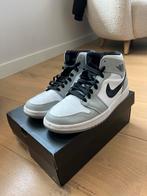 Nike Air Jordan 1 Mid Grijs/Wit - Maat 42, Kleding | Dames, Schoenen, Ophalen of Verzenden, Zo goed als nieuw, Grijs, Sneakers of Gympen