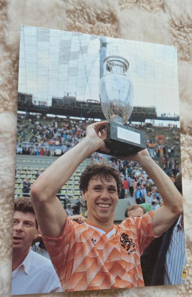 Marco van Basten met trofee - EK 1988, Verzamelen, Ansichtkaarten | Themakaarten, Ongelopen, 1980 tot heden, Sport en Spel, Verzenden