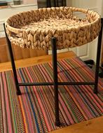 Bijzet tafeltje met ronde gevlochten mand, Ophalen, Zo goed als nieuw, Minder dan 10 m², Laminaat