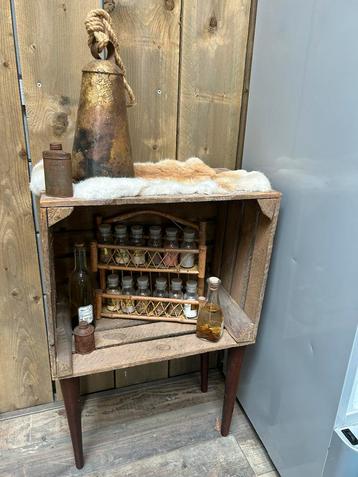 Leuke vintage stijl bijzettafel met accessoires beschikbaar voor biedingen