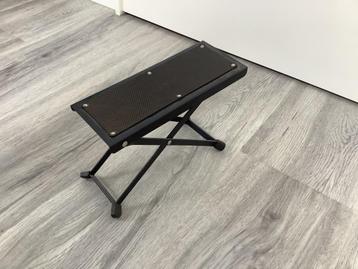 Voetbankje voor de gitaar beschikbaar voor biedingen