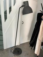 Ikea Hektar staande lamp donkergrijs industrieel, Huis en Inrichting, Lampen | Vloerlampen, Ophalen, Overige materialen, Zo goed als nieuw