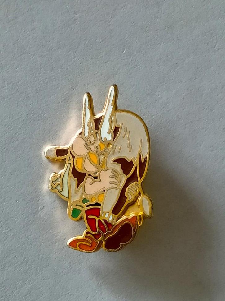 Asterix en Obelix everzwijn strip speldje vintage logo badge, Verzamelen, Speldjes, Pins en Buttons, Gebruikt, Overige onderwerpen