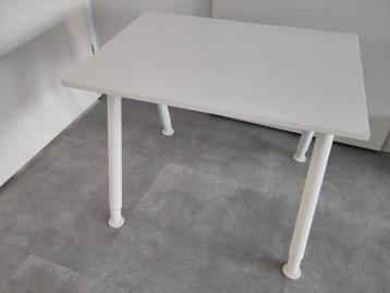 stevig bureautje / werktafel van Ikea beschikbaar voor biedingen