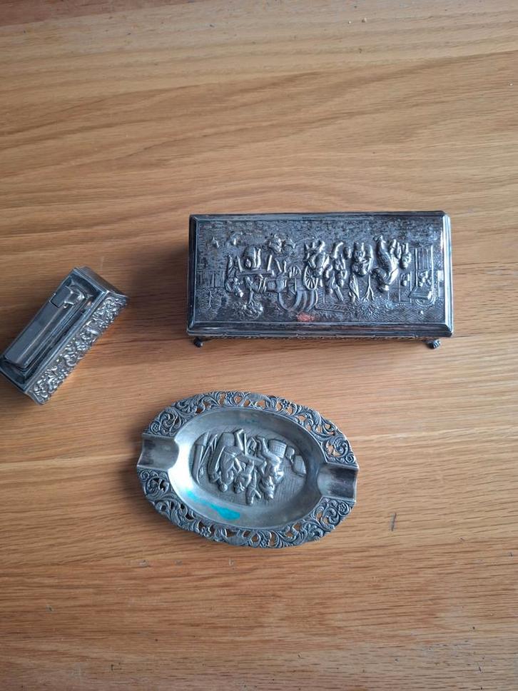 Zilverkleurige set met asbak, sigarettenkoker en doosje, Antiek en Kunst, Antiek | Overige Antiek, Ophalen of Verzenden