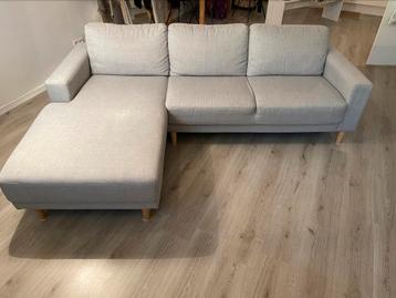 Als nieuw! Lichtgrijze bankstel met Chaise Longue beschikbaar voor biedingen