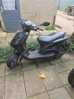 Piagio Zwarte scooter - goed als nieuw, Fietsen en Brommers, Scooters | Yamaha, Overige modellen, 499 cc, Maximaal 45 km/u, Ophalen of Verzenden