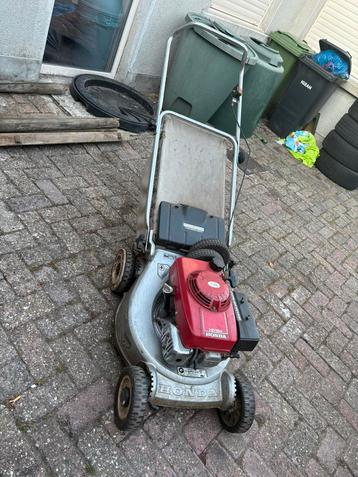 3 grasmaaiers en 4 exstra motoren beschikbaar voor biedingen