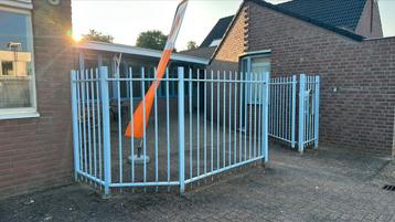 Spijlen hekwerk doorlopend + poort - 185 cm (h) / 676 cm (l) beschikbaar voor biedingen