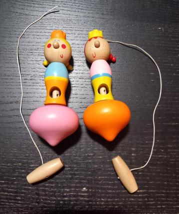 2 houten tollen beschikbaar voor biedingen
