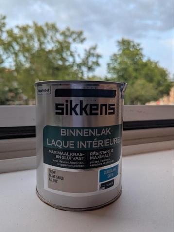 Vier ongeopende blikken Sikkens binnenlak ral 9001 crème beschikbaar voor biedingen