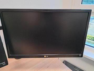 LG 22 inch monitor 2x beschikbaar voor biedingen
