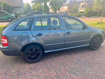 Skoda fabia grijs. beschikbaar voor biedingen