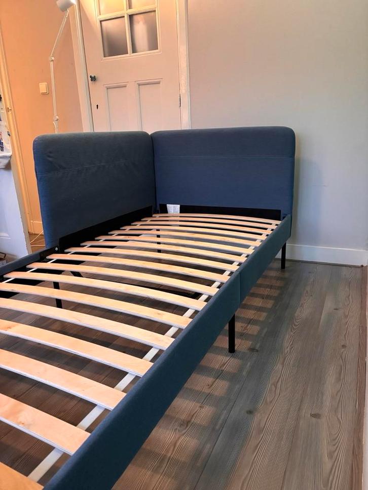 Ikea Blakullen eenpersoonsbed met blauwe bekleding., Huis en Inrichting, Slaapkamer | Bedden, Gebruikt, Eenpersoons, 90 cm, 200 cm