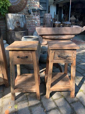 Stoer nachtkastje - bijzettafeltje van Old Wood beschikbaar voor biedingen