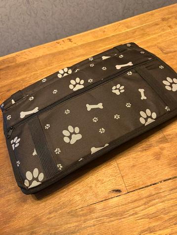 Autozitje voor hond beschikbaar voor biedingen