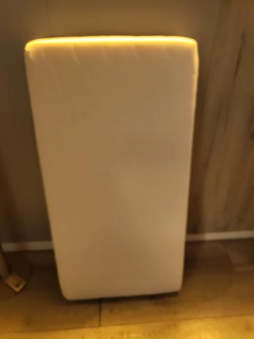 Ledikant matras nieuwstaat rookvrij en diervrij huis beschikbaar voor biedingen