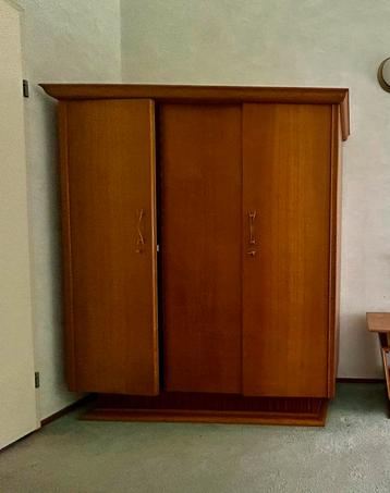 Vintage kledingkast jaren 50 / mid century beschikbaar voor biedingen