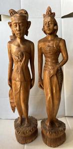 oude beeldjes van een Javaans echtpaar dragen beide een kris, Antiek en Kunst, Kunst | Beelden en Houtsnijwerken, Ophalen of Verzenden