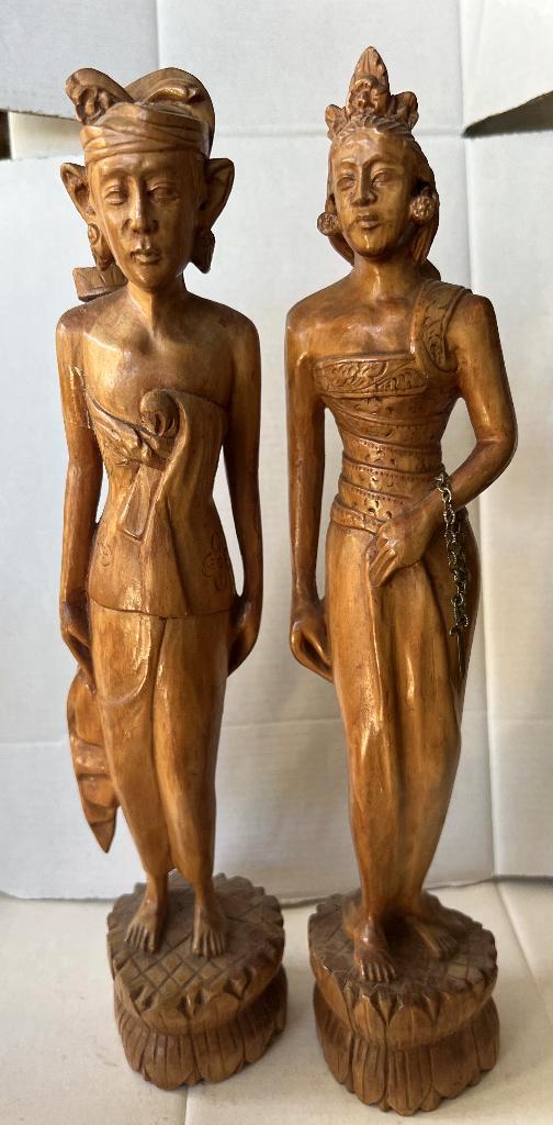 oude beeldjes van een Javaans echtpaar dragen beide een kris, Antiek en Kunst, Kunst | Beelden en Houtsnijwerken, Ophalen of Verzenden