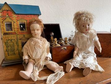 Twee oude Franse Brocante stof poppen sleets beschikbaar voor biedingen