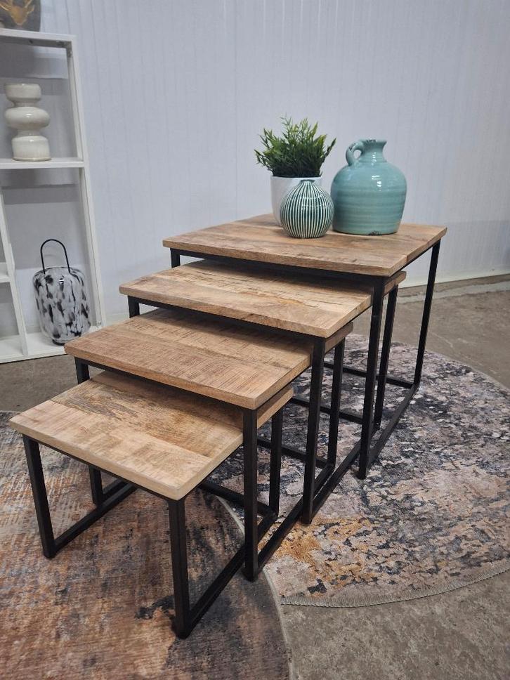 Salontafelset van 4 tafels van mangohout en metaal, nieuw, Huis en Inrichting, Tafels | Salontafels, Nieuw, Minder dan 50 cm, 50 tot 100 cm
