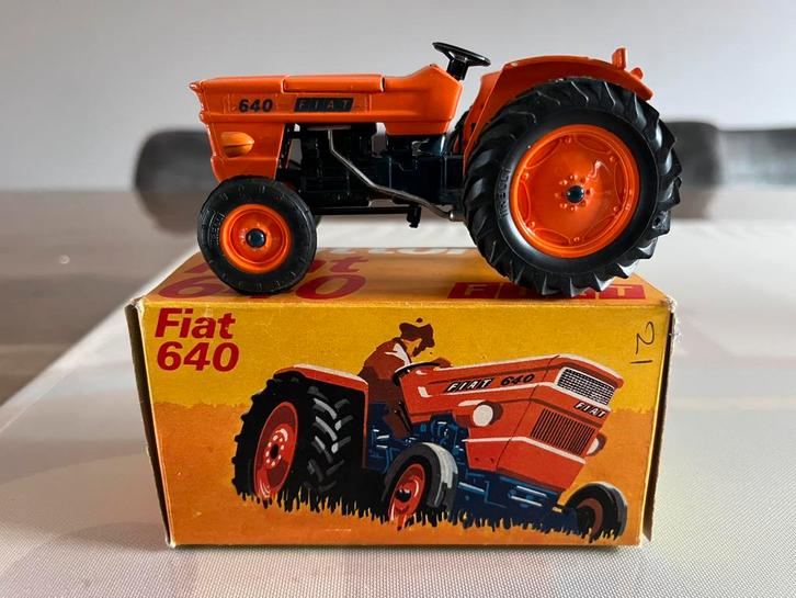 Fiat 640 tractor Dugu Italy met doosje zeldzaam, Hobby en Vrije tijd, Modelauto's | 1:32, Zo goed als nieuw, Tractor of Landbouw