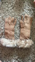1 paar nieuwe dameshandschoenen, beige met nep bont, Ophalen of Verzenden, Zo goed als nieuw, Maat 38/40 (M), Sjaal