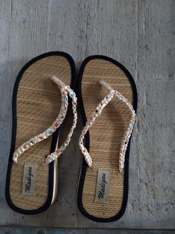Zomerse vrolijke kleurrijke slippers mt 39 beschikbaar voor biedingen