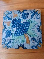 Vroege tegel met druiventros., Ophalen of Verzenden