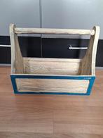 Houten krantenbak met handvat, met een blauw accent, Huis en Inrichting, Woonaccessoires | Kisten, Ophalen, Minder dan 50 cm, Gebruikt