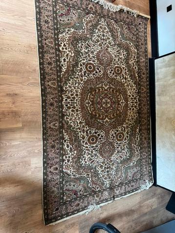 Groot en  bijzonder karpet van 195x295 cm beschikbaar voor biedingen