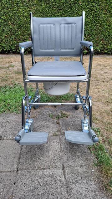 Te Koop: In hoogte verstelbare, verrijdbare douche/po stoel. beschikbaar voor biedingen