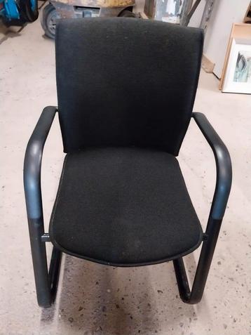 4 stoelen beschikbaar voor biedingen