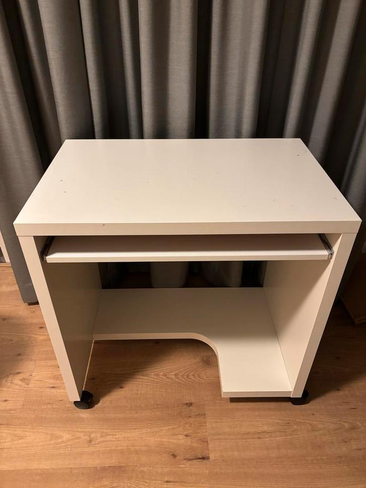 Klein Wit computer Bureau / tafel met Wielen, Huis en Inrichting, Bureaus, Gebruikt, Bureau, Met wielen, Ophalen