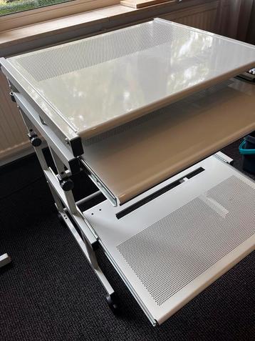 Verrijdbare printertafel beschikbaar voor biedingen