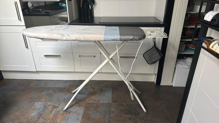 Tomado strijkplank met stroompunt stopcontact, Witgoed en Apparatuur, Strijkijzers en Strijkplanken, Gebruikt, Ophalen