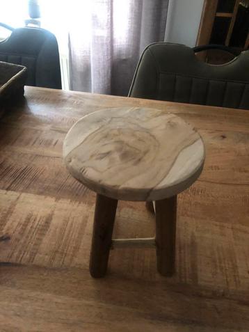 Leuk mini krukje van hout beschikbaar voor biedingen
