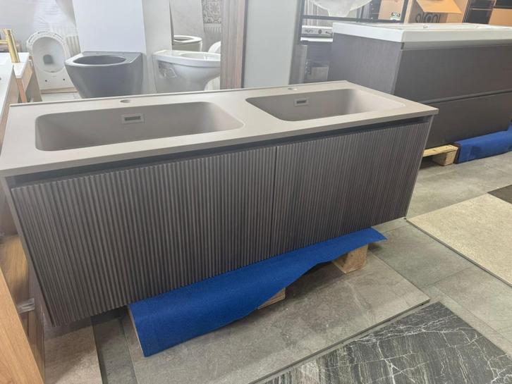 Geribbeld badkamermeubel met taupe wastafel 120cm breed NU !, Huis en Inrichting, Badkamer | Badkamermeubels, Nieuw, Ophalen of Verzenden
