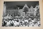 Foto Archief Vlissingen - Openluchtspel op Oude markt 1957, Ophalen of Verzenden, Gelezen