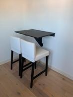 Uitklapbaar bureau/barretje met twee krukken, Huis en Inrichting, Ophalen, Gebruikt, Inclusief barstoelen