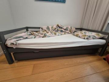 Juniorbed met extra slaapmogelijkheid beschikbaar voor biedingen