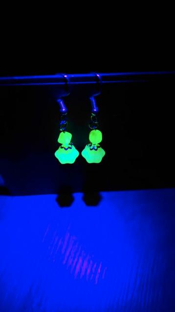 Uranium oorbellen  beschikbaar voor biedingen