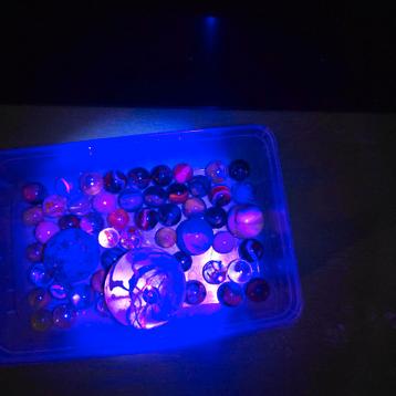 Licht radioactieve knikkers, cadmiumglas, uraniumglas beschikbaar voor biedingen