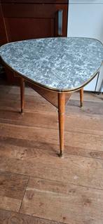 Vintage jaren 50 driehoek/ bijzettafel met lectuurplank, Huis en Inrichting, Ophalen, Gebruikt, Vintage, 55 tot 75 cm